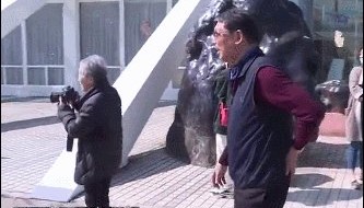 leyu部门-顾超携礼为恩师祝寿 徐根宝：没发奖金别带礼物了